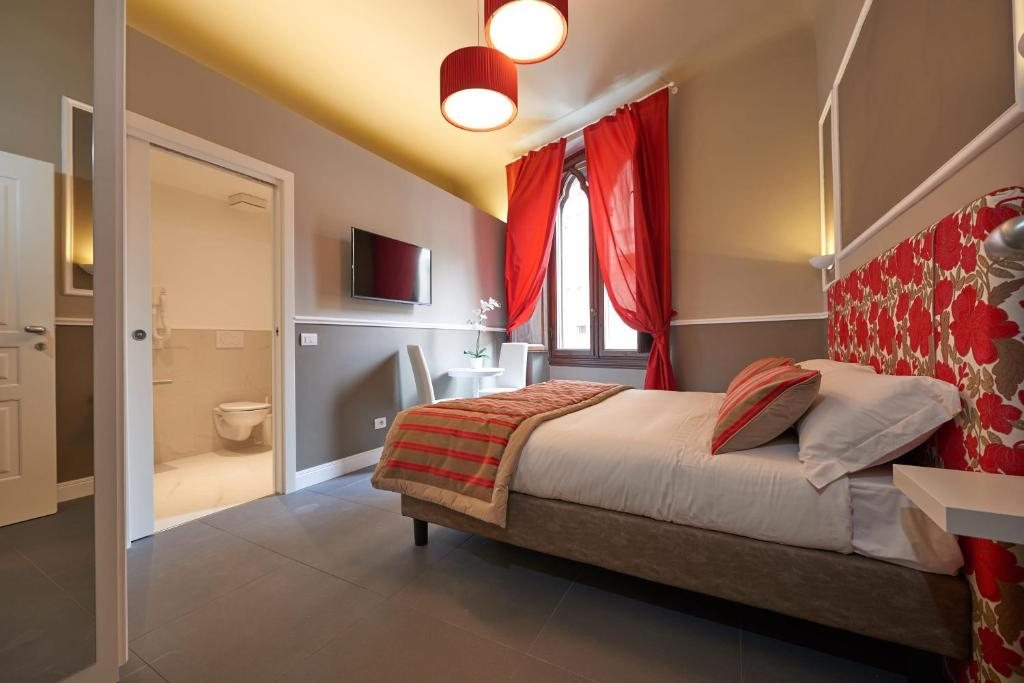 Camera con soffitto altissimo e lampade sospese