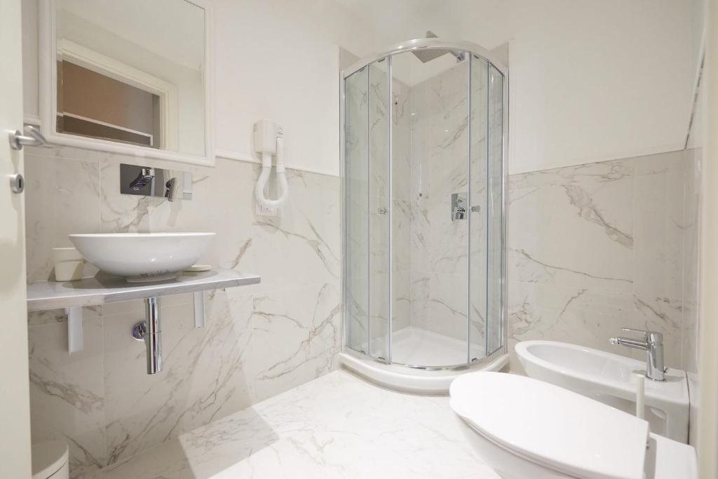 Bagno in marmo bianco di una camera Premium
