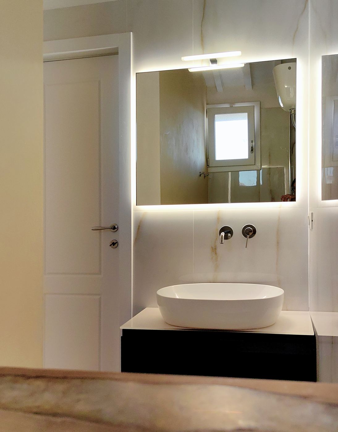 El baño de mármol con lavabo sobre encimera