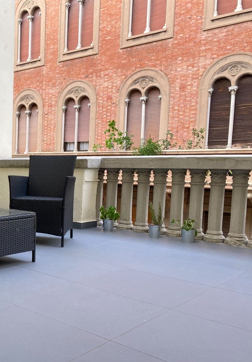 Il terrazzo comune con sedute in rattan